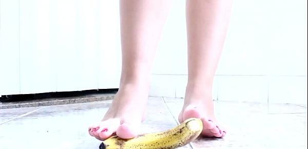  Exibindo meus pézinhos e amassando uma banana com eles | Fetiche por pés | Podolatria | Crush  Crushing | Feet | Goddess